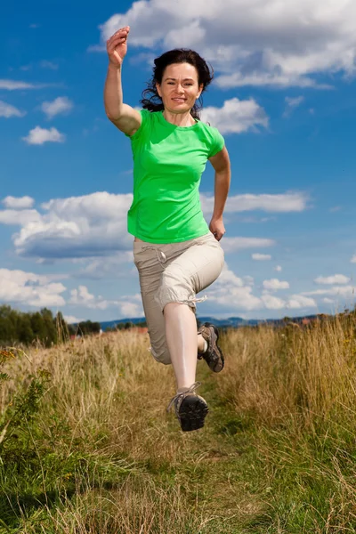Жінка стрибає, біжить надворі — стокове фото
