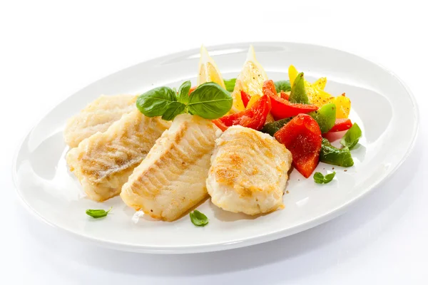 Balık yemek - kızarmış balık fileto ve sebze — Stok fotoğraf