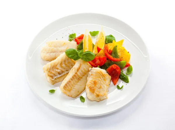 Fish dish - fried fish fillets and vegetables — Stock Photo, Image