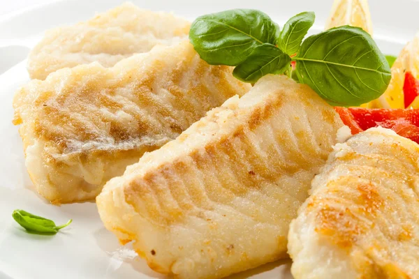 Fischgericht - gebratene Fischfilets und Gemüse — Stockfoto