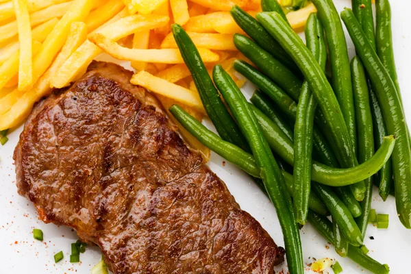 Steak grillé, frites et haricots verts — Photo