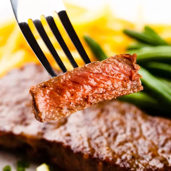Grilled steak, French fries and green beans — Stock Photo, Image