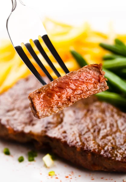 Grilovaný steak, hranolky a zelené fazolky — Stock fotografie