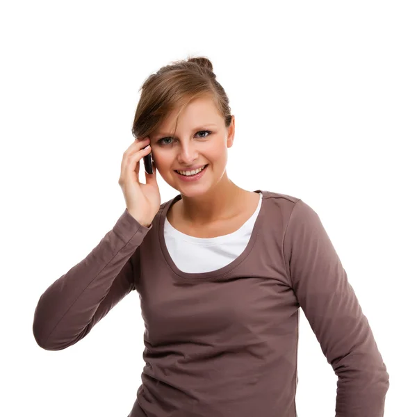 Młoda kobieta korzystająca z telefonu komórkowego na białym tle — Zdjęcie stockowe