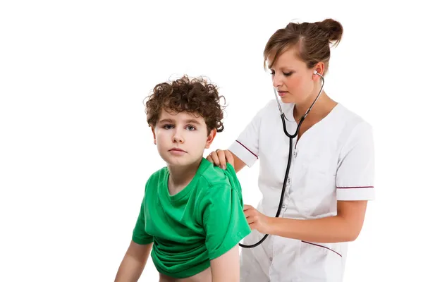 Läkaren undersöker ung pojke isolerad på vit bakgrund — Stockfoto