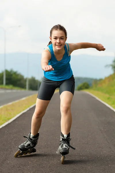 Mädchen Inlineskaten — Stockfoto