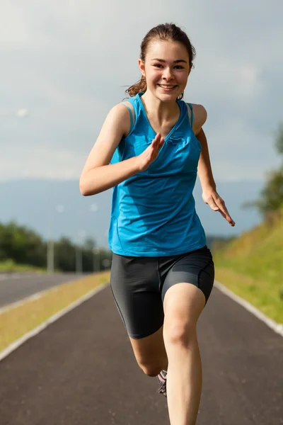 Mädchen läuft, springt im Freien — Stockfoto