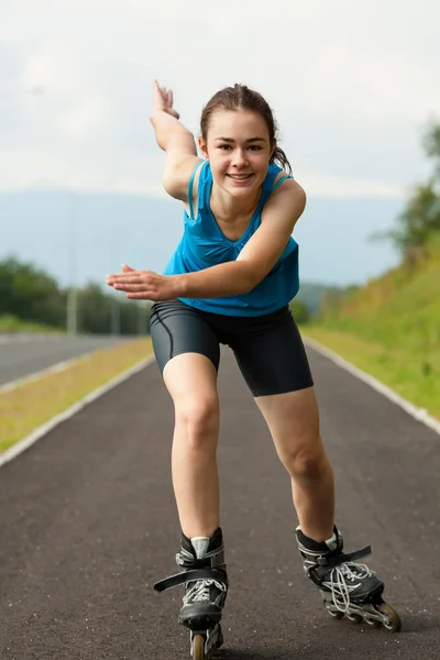 Mädchen Inlineskaten — Stockfoto