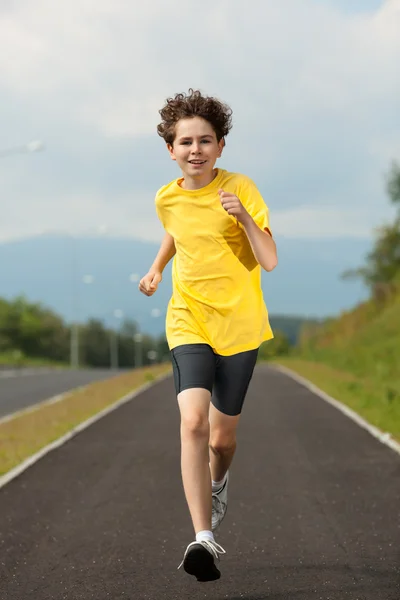 Мальчик бежит, прыгает на улице — стоковое фото
