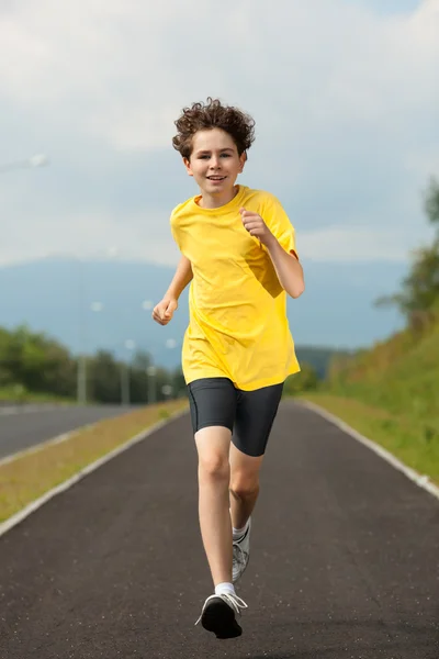 Ragazzo che corre, salta all'aperto — Foto Stock