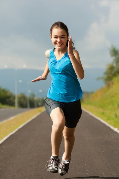 Κορίτσι που τρέχει, άλμα εξωτερική — Φωτογραφία Αρχείου