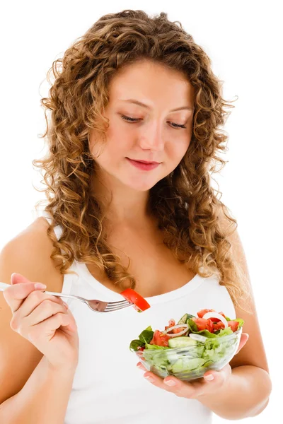 Jovem mulher comendo salada de legumes isolada no fundo branco — Fotografia de Stock