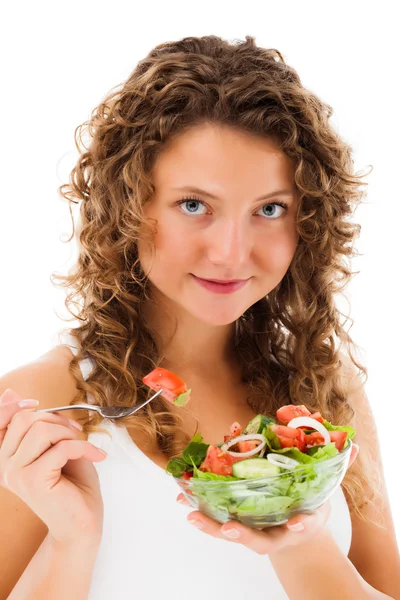 Jovem mulher comendo salada de legumes isolada no fundo branco — Fotografia de Stock
