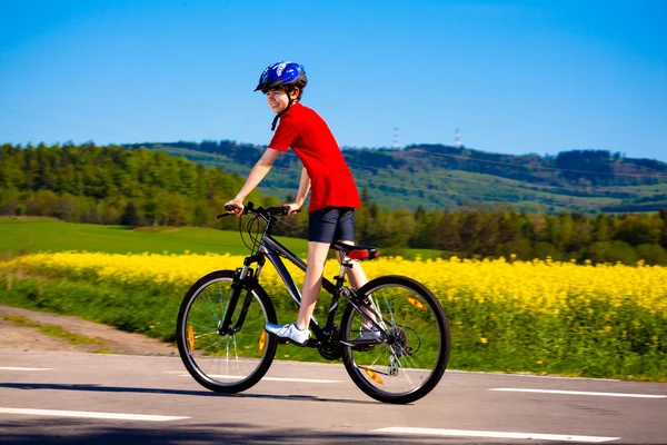 Jongen fietsen — Stockfoto