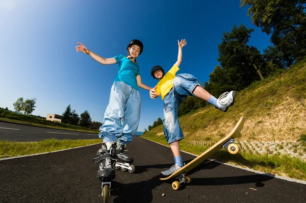 Jeunes actifs - roller, skateboard — Photo