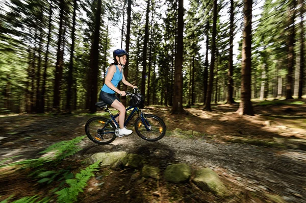 Woman cycling — Stock Photo, Image