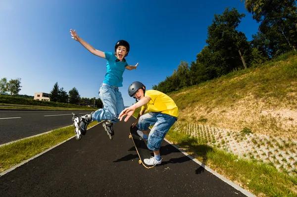 Aktive Jugend - Inlineskaten, Skateboarden Stockfoto