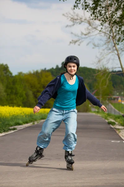Chica patinando — Foto de Stock