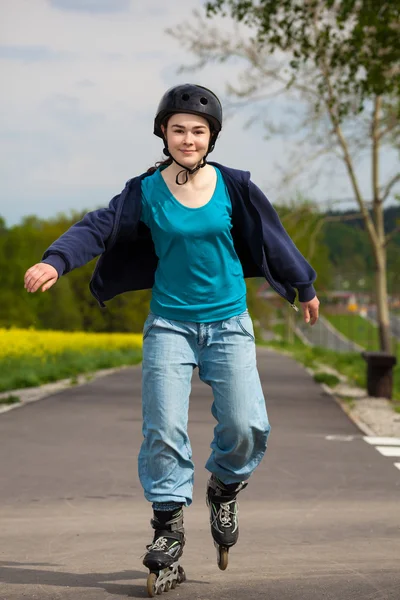 Girl rollerblading — Stock Photo, Image