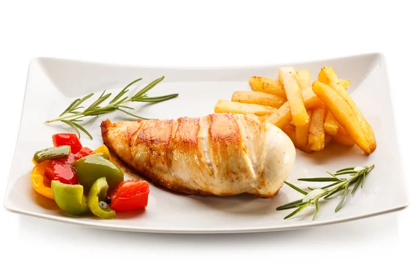 Filetto di pollo alla griglia, patatine fritte e verdure — Foto Stock