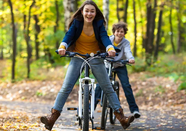 城市自行车-骑自行车在城市公园中的青少年 — 图库照片