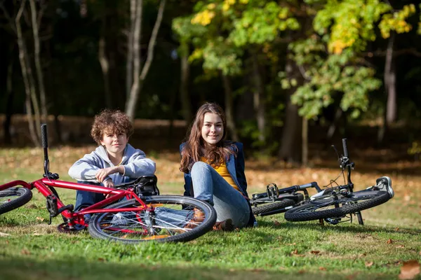 Ciclismo urbano - adolescentes montando bicicletas en el parque de la ciudad — Foto de Stock