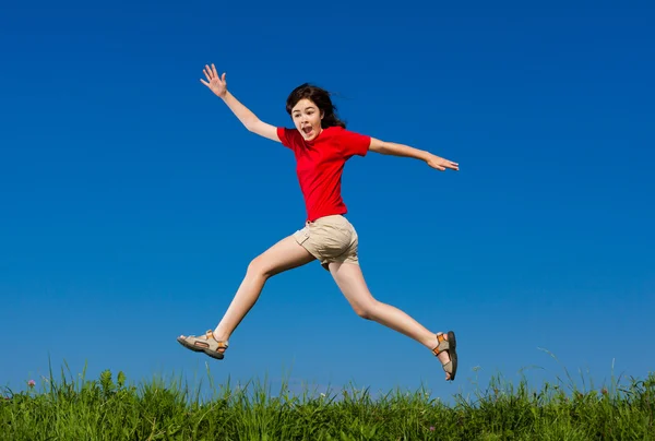 Girl jumping, running against blue sky — Stock Photo, Image