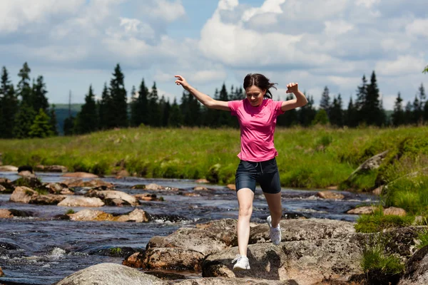 Femme courant, sautant en plein air — Photo