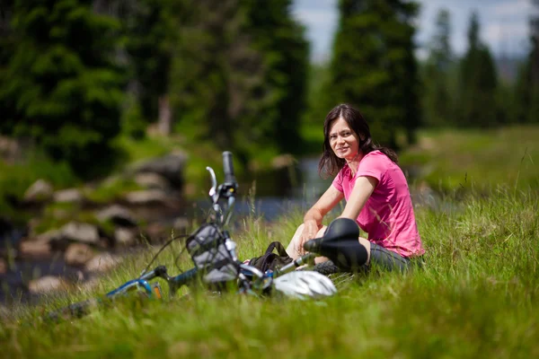 Kvinna cykling — Stockfoto