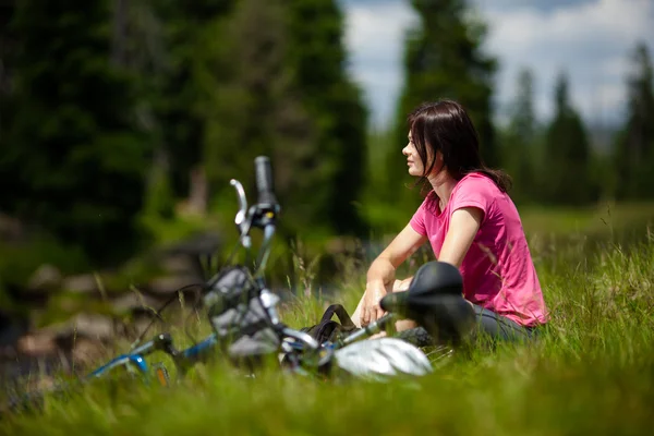 Donna ciclismo — Foto Stock