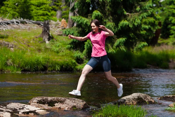 Kvinna springa, hoppa utomhus — Stockfoto