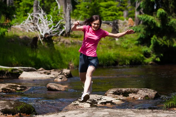 Femme courant, sautant en plein air — Photo