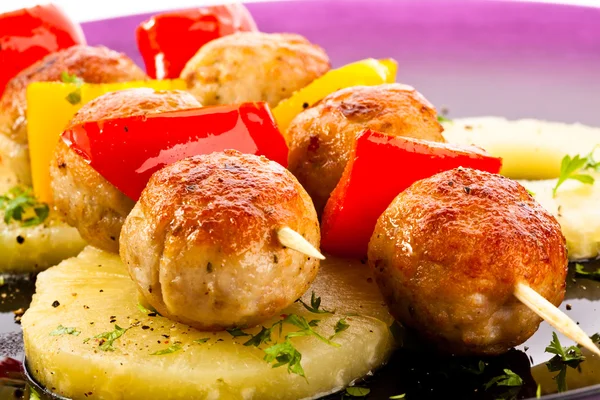 Carne y verduras a la parrilla sobre fondo blanco — Foto de Stock