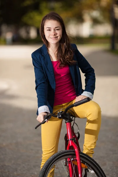 Urban biking - teenage girl and bike in city — Stock Photo, Image