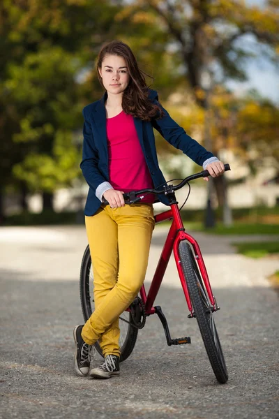 Městská cyklistika - dospívající dívka a kolo v městě — Stock fotografie