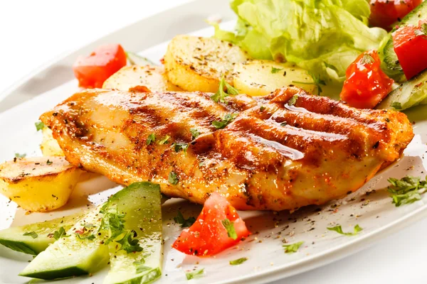 Filetes a la parrilla, patatas al horno y verduras — Foto de Stock