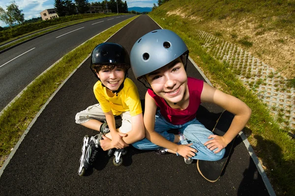 Active young - rollerblading, skateboarding — Stock Photo, Image