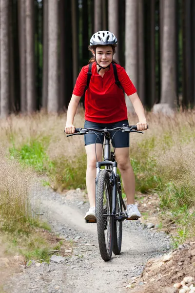 Stile di vita sano - ragazza adolescente in bicicletta — Foto Stock