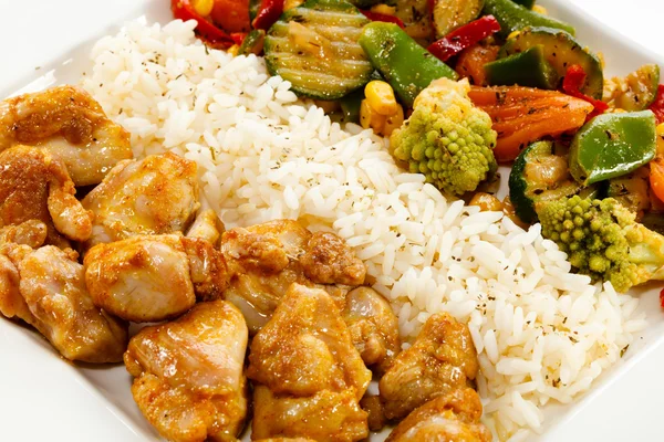 Nuggets de frango frito, arroz branco e legumes — Fotografia de Stock