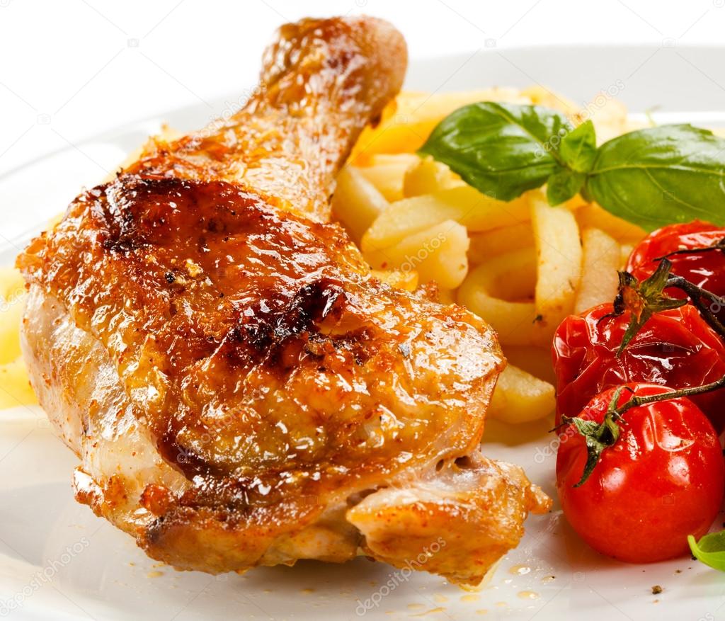 Grilled chicken leg, chips and vegetables — Stock Photo © gbh007 26429257