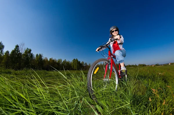 Mode de vie sain - adolescente vélo — Photo