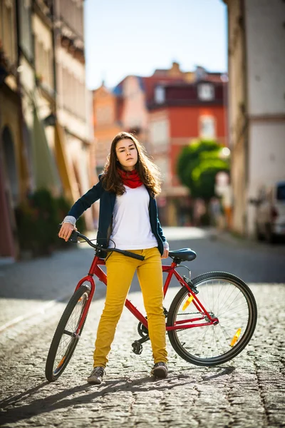 Městská cyklistika - dospívající dívka a kolo v městě — Stock fotografie