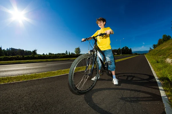 Pojke cykling — Stockfoto