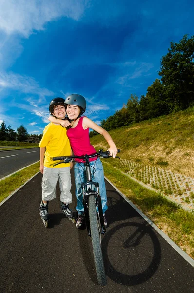 Δραστήριων νέων - rollerblading, ποδηλασία — Φωτογραφία Αρχείου