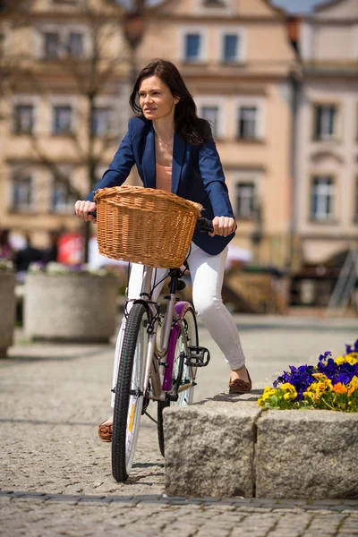 Ciclismo urbano - mujer de mediana edad y bicicleta en la ciudad — Foto de Stock