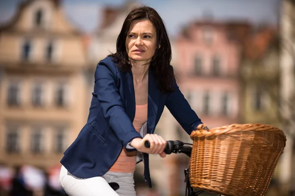 Bicicleta urbana - mulher de meia-idade e bicicleta na cidade — Fotografia de Stock