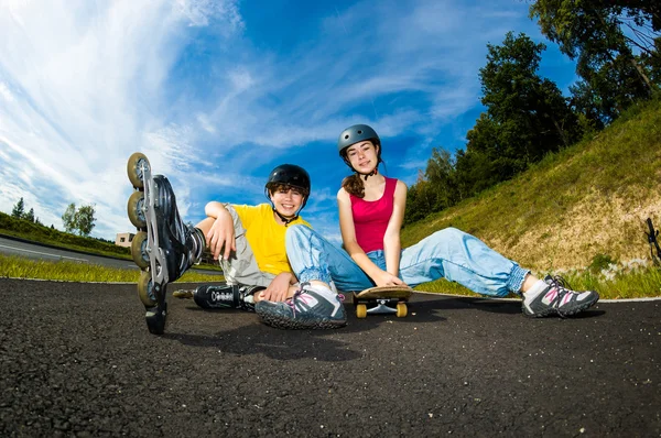 活跃的年轻人-溜旱冰、 滑板 — 图库照片