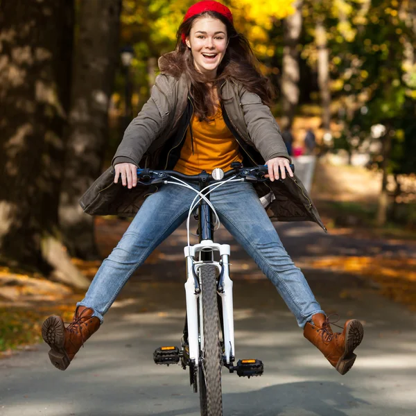 Tempo libero urbano - ragazza in bicicletta — Foto Stock