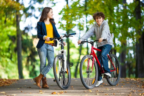 城市自行车-骑自行车在城市公园中的青少年 — 图库照片