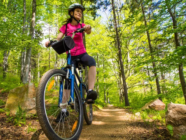 Hälsosam livsstil - kvinna cykling — Stockfoto
